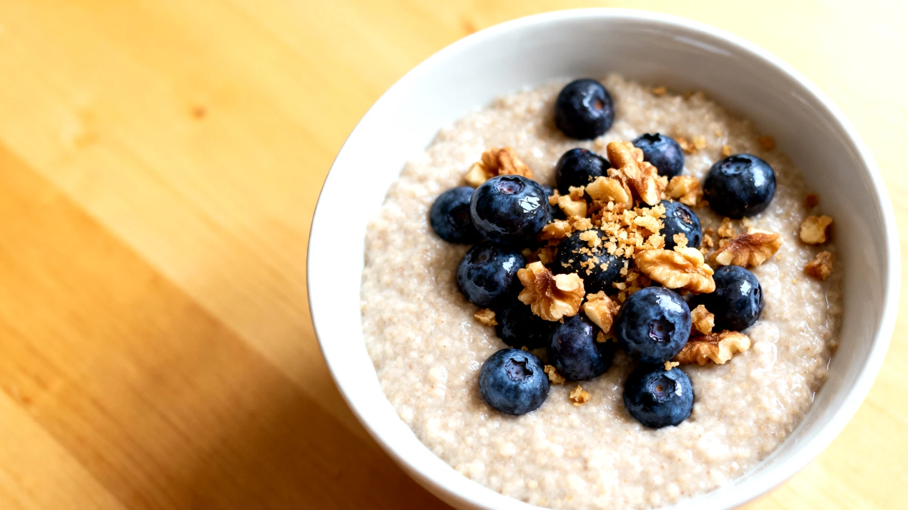 Amaranth-Porridge mit Walnüssen und Blaubeeren"