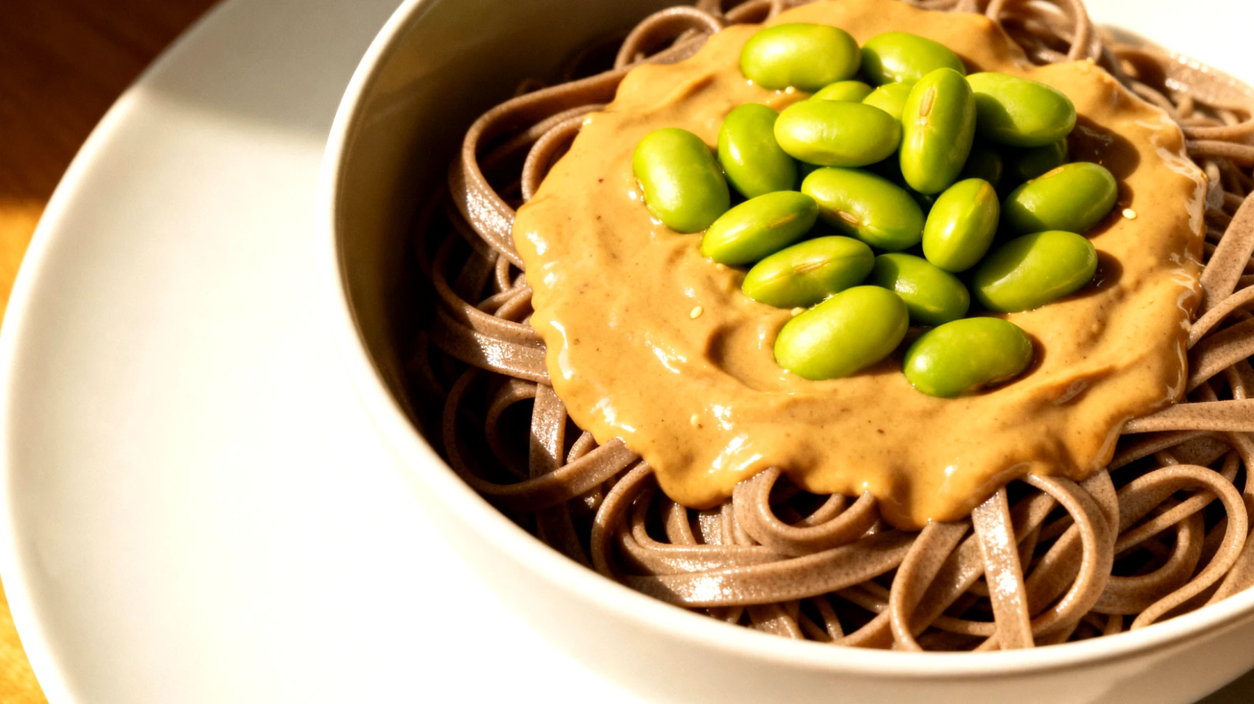 Buchweizen-Soba-Nudeln mit Sesampaste und Edamame"